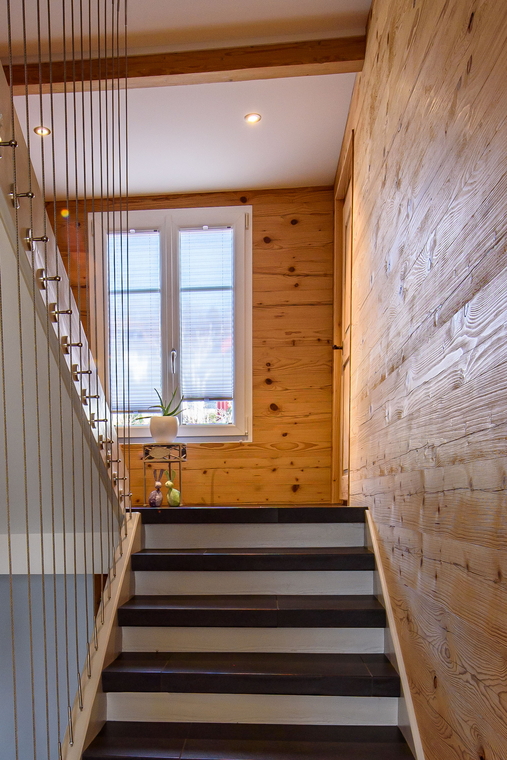 Renovation Treppenhaus mit Altholzwänden