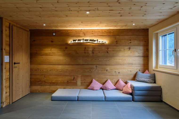Renovation Wohnzimmer mit Altholzwand