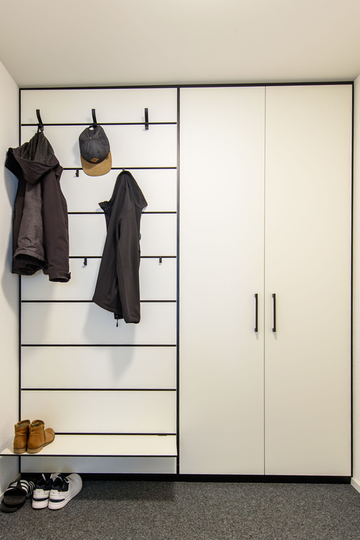 Garderobe in Nische eingepasst