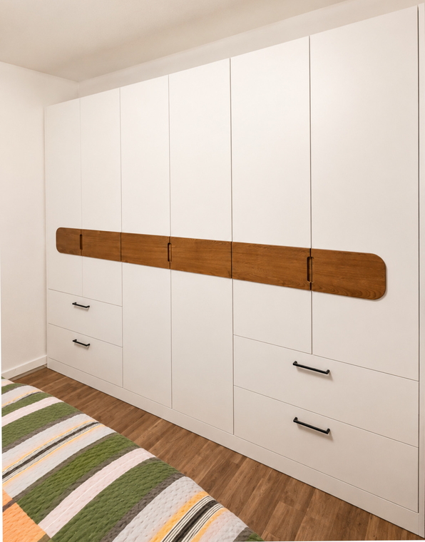 Kleiderschrank mit Schubladen